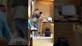 84岁的艺人#林小湛 参加活动，独自柱着拐杖拖着箱子，低调朴素。她让人记忆深刻的角色就是情景喜剧《真情》中的高校长。