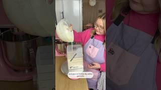 If want to make perfect square cakes without all the fuss, then this Frost Form kit is for you!! 