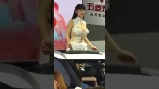 2017义乌车展五菱车模朱可儿抖奶舞甩奶舞