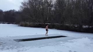 Extreme hardening Winter swimming Ice water swimming.Экстрим Закаливание Моржевание плавание в ледян