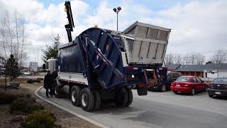 Camion à chargement arrière pour la collecte de conteneurs semi-enfouis avec compacteur arrière