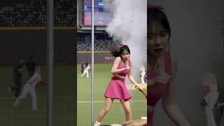 多慧來台灣第三年了還是一直被乾冰嚇到 @lee_dahye #李多慧 #이다혜 #啦啦隊 #cheerleader #棒球 #baseball #台湾野球チア #台湾野球 #치어리더