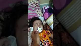 Bayi lucu rebutan empeng