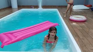 Brincando na piscina