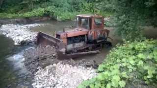 ДТ-75 прудит реку (Russian tractor rides in the river)