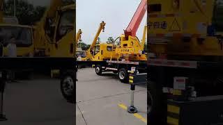 Come and see, is this a good test drive? The 30-meter boom lifts 1 ton, and 2 of the 4 legs are bent