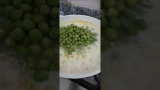 Making dinner in hostel's kitchen  with fresh green peas, 30 minutes, vegan سریع تر از رستوران ها