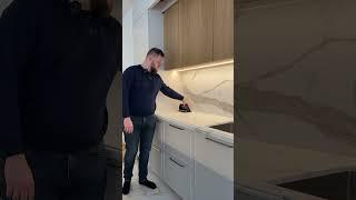 Встроенные розетки в столешнице из кварцевого агломерата!