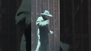 #Usher Steps out on stage in #chicago First Night #shorts