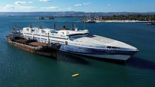 Gekajakt naar een verlaten snelle veerboot, ooit de trots van de Griekse scheepvaart