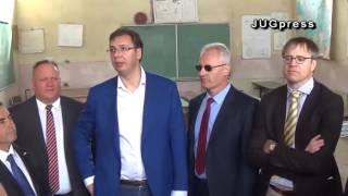 Premijer Srbije Aleksandar Vučić u obilasku Tehničke škole u Vlasotincu - JUGpress pokrivalica