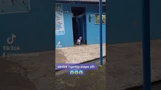 ngintip di kamar mandi kolam renang 