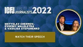 Evgeniy Maloletka & Vasilisa Stepanenko Accept the 2022 ICFJ Knight International Journalism Award
