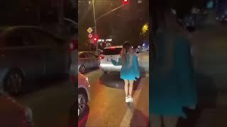 Işıklarda yarı çıplak twerk yapan  genç kız