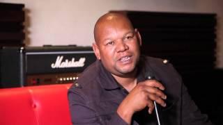 MK Praat met Churchil Naude