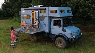 ЛАГЕРЬ С UNIMOG CARAVAN С ALKOVEN И БАЛКОНОМ