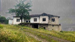 Ich wurde von starkem Regen und Hagel erfasst! Ich suchte im Dorfhaus Zuflucht.