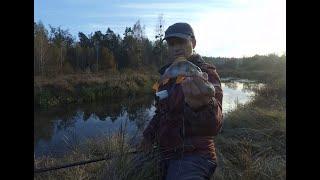 Рибалка на боковий ківок. Рибалка на річці в гарний осінній день, клев окуня на безмотилку з мотилем