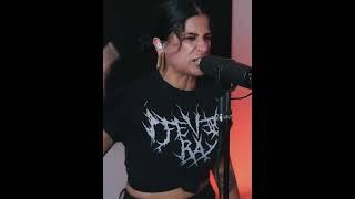 Mujer cantando metal pesado | TikTok