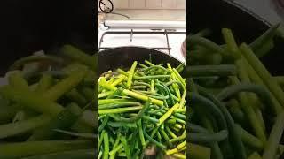 Тушёные стрелки чеснока мясом#быстрыерецепты#рецепты#национальнаякухня#ужиннасковороде#жизньнапенсии