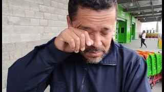 Millonario regala fajo de billetes a despachador con increíble talento, su voz nos hizo llorar