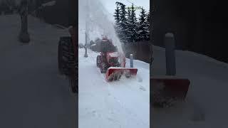 Как работает трактор KUBOTA 2741 с насадкой снегоуборщик #обзор #снегоуборщик #снег #трактор #кубота