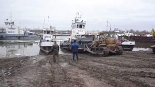 Теплоход сталкивают в воду-2.MOV