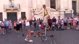 Выступление клоуна на площади Рима / Clown performance in Rome Square