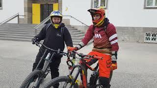 Urban Downhill Biker vs Enduro/Freerider race