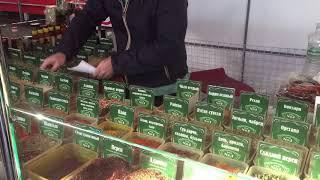 Spicery seller at the market in Bendery, Transnistria. Продавец специй на зеленом рынке в Бендерах