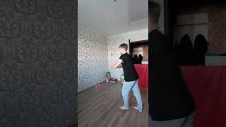 Пятки отбил . Сальто от стены дома #backflip #wallflip