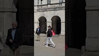 CHINESE TOUR GUIDE SPOOKS THE KINGS GUARDS HORSE #kingsguard
