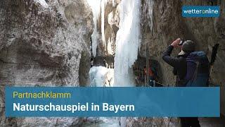 Eiszeit in der Partnachklamm-Naturschauspiel lässt gigantische Eiszapfen in der Schlucht entstehen