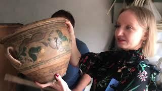Ольга Іванівна Крижанівська передає скриню та інший реманент до проєкту "Баба Єлька"