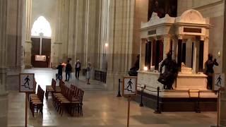 Church of Nantes with sounding organ.......Église de Nantes avec orgue sonore
