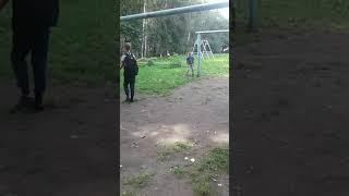 Андрей играет в столбики