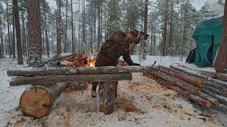 Ночь в лачуге отшельника. Живу один в хижине охотника. Сделал верстак у балагана. 24 часа в тайге