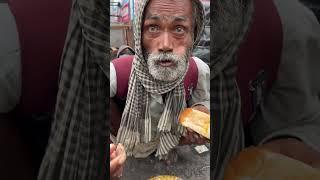 Adhi roti bhi naseeb nahi hoti  #humanity #life #food #help #sad #father #water #smile #shorts