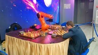 KUKA робот играет в шахматы