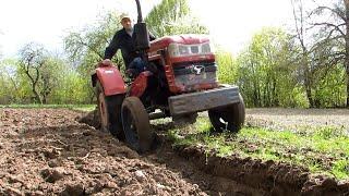 Перепахиваю огород в соседней деревне.