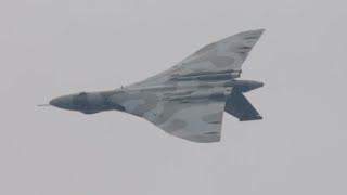 XH558 Vulcan Bomber almost Barrel rolled and howls during validation flight at Farnborough airshow