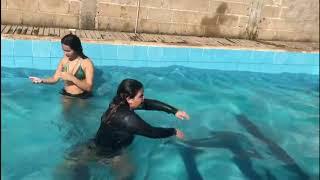 Brincando na Piscina , A caça ao tesouro , Brincando de achar moeda na piscina .