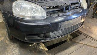 Снимаю передний Бампер Volkswagen Golf 5 Как снять передний бампер ? В чём секрет ?