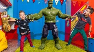 Кому ДОСТАЛАСЬ Перчатка ТАНОСА ! Kids playing in Toy superhero MARVEL