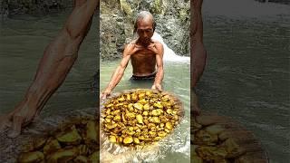 Amazing gold discovery, this man found a pile of gold in large quantities #gold #goldhunter