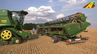 Getreideernte - neuer Mähdrescher John Deere S785i Raupe im Einsatz combine harvester German farmers