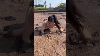 Cute Girl Catching Eel in Mud | Solo eel fishing in China #shorts [#1698]