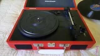 ''Crosley'' record player plays without electricity