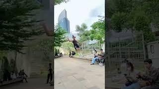 salto di tempat umum,coba liat ekspresi muka abangnya lucu banget#shorts #viral