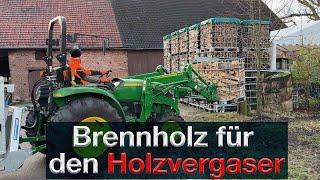 Brennholz für den Holzvergaser reinbringen, IBC Boxen mit John Deere und Hubwagen easy transportiert